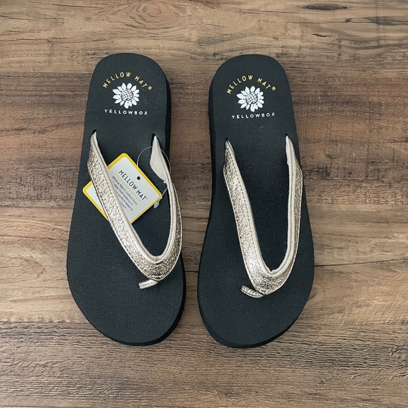 Yellow box Mellow Mat flip flops with metallic gold straps. Size 7.5, NWT - Picture 2 of 6